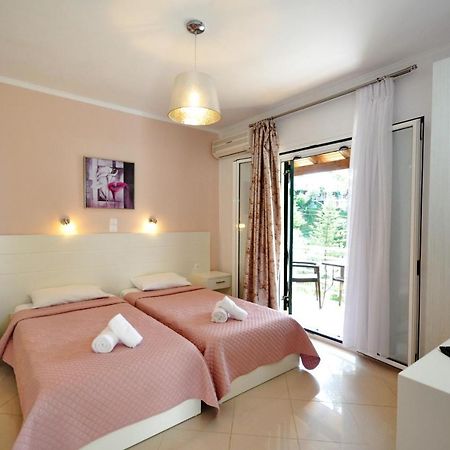 Dolphin Apartments ปาเลโอกัสไตรซา ภายนอก รูปภาพ