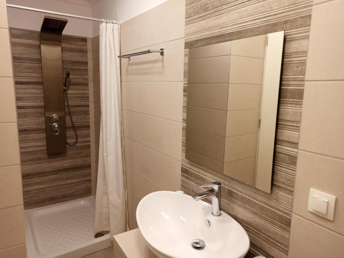 Dolphin Apartments ปาเลโอกัสไตรซา ภายนอก รูปภาพ