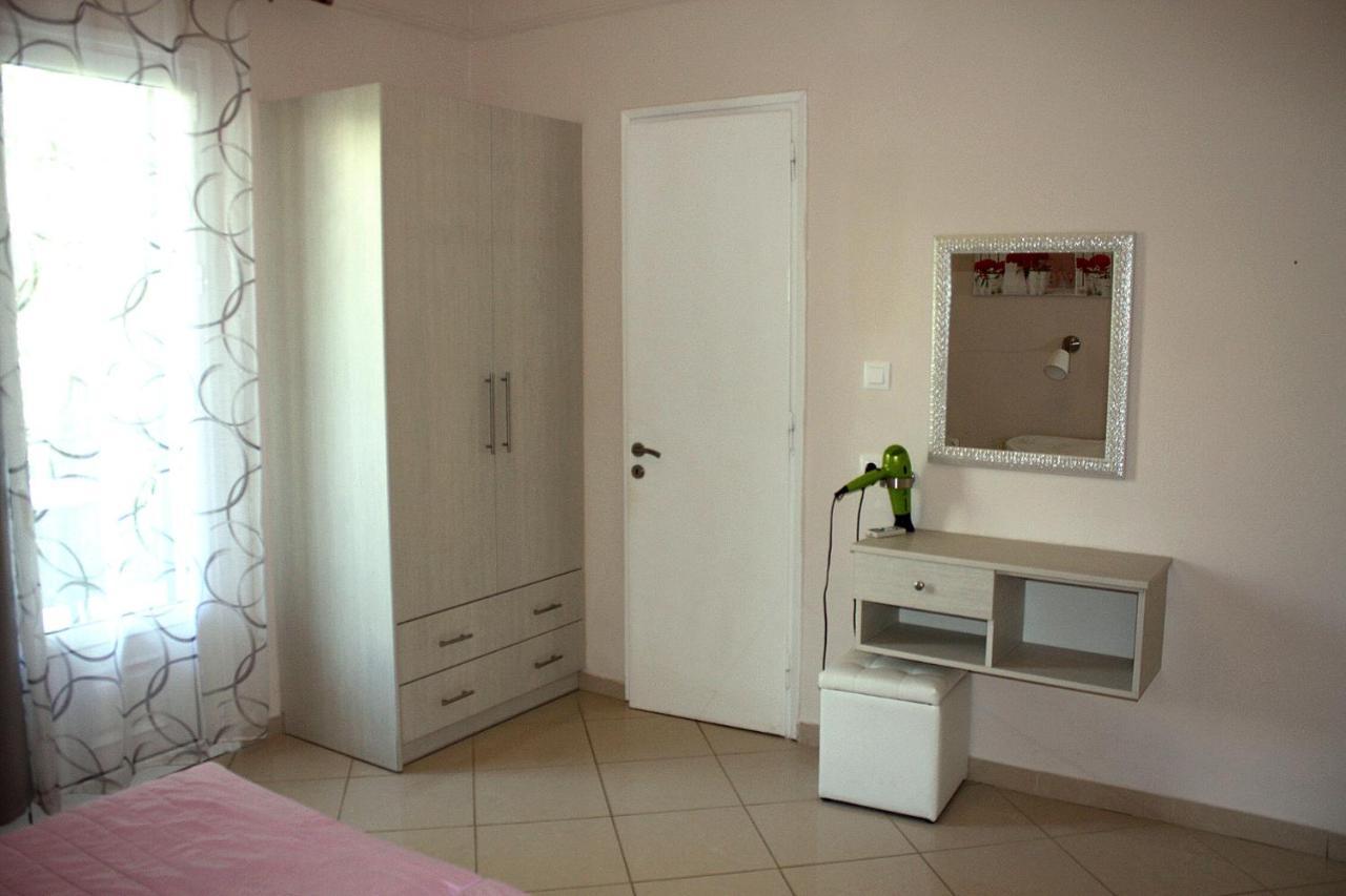 Dolphin Apartments ปาเลโอกัสไตรซา ภายนอก รูปภาพ