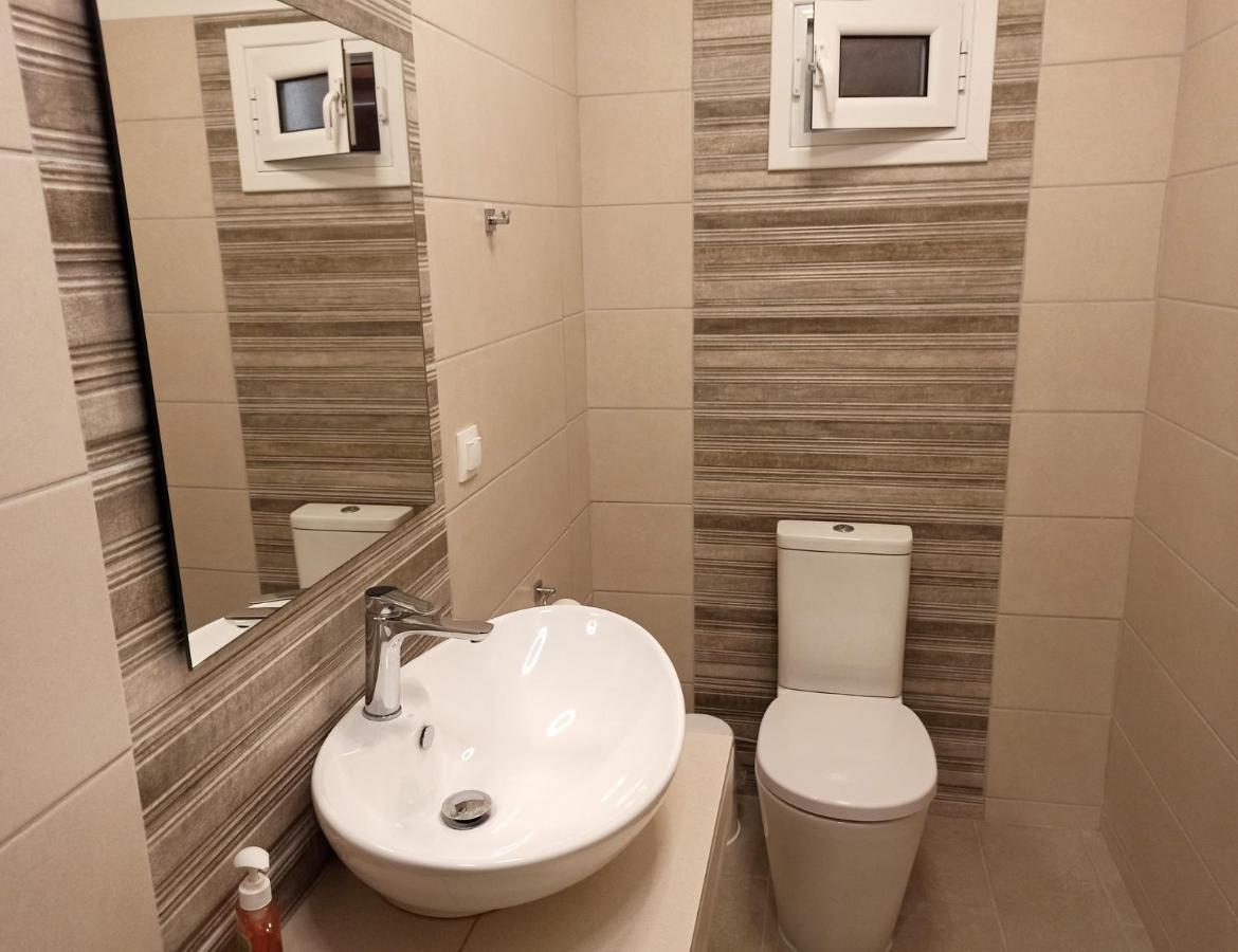 Dolphin Apartments ปาเลโอกัสไตรซา ภายนอก รูปภาพ