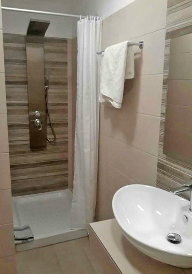 Dolphin Apartments ปาเลโอกัสไตรซา ภายนอก รูปภาพ